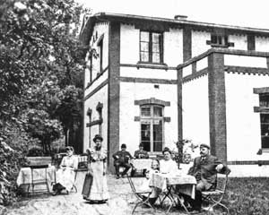 Lauenburg, Hotel Bellevue, Gäste an Tischen draußen 1894