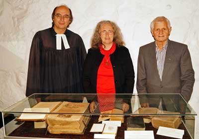 Vitrine mit Bibeln und Gesangbüchern, Pastor Ulrich Billet, Kirchenkreis-Archivarin Dr. Claudia Tanck und Vereins-Chef Horst Eggert.