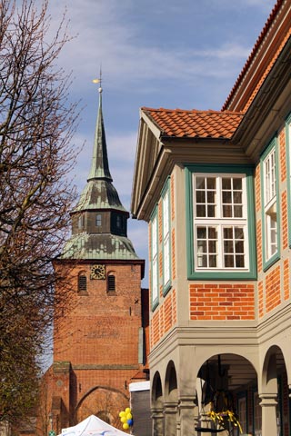 Boizenburg, Rathaus vorn rechts, Marienkirche hinten links