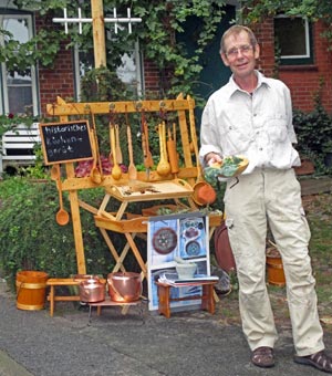 Lauenburg, Wolfgang Rieger vor seinen Brauer-Utensilien 2013