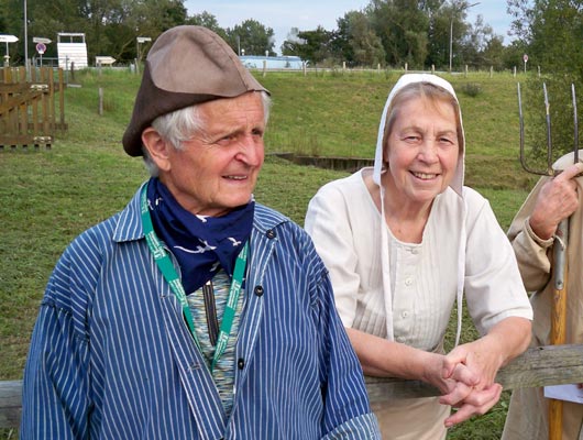 Horst Eggert und Elisabeth Dähn beim Theaterspiel an der Palmschleuse