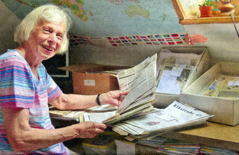 Margit Eggert sammelt Zeitungsausschnitte