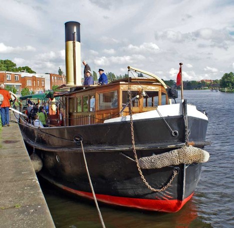 Dampfeisbrecher Elbe am Kai