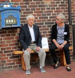 Hohnstorfer Fischerbank, neu aufgestellt, mit Horst Eggert und Marianne Meyer