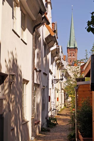 Lübeck, Gang an Obertrave mit Blick zur Petri-Kirche