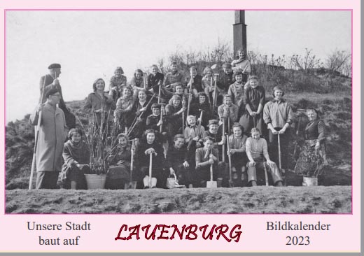 Wandkalender 2023, Titelblatt. Mädchen mit Gartengeräten vor dem Kreuz des Ostens auf dem Hasenberg.