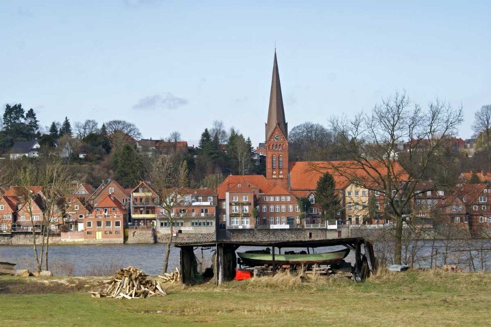 Hohnstorf, Fischerboot vor Elbe mit Lauenburg