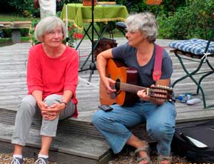 Margot Wegner und Kerstin Ruff bei Lesung mit Musik im Engelsgarten des Friedhofes Lauenburg