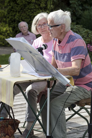 Lesung im Himmelsgarten, Horst Eggert vor Margot Wegner, Foto von Dirk Eisermann