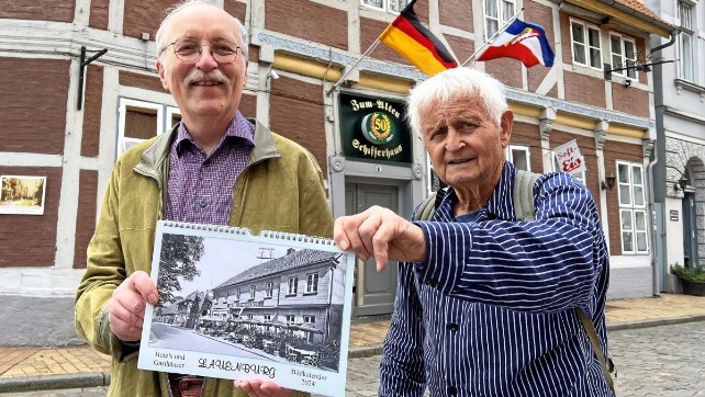 Manfred Maronde und Horst Eggert mit Wandkalender 2024