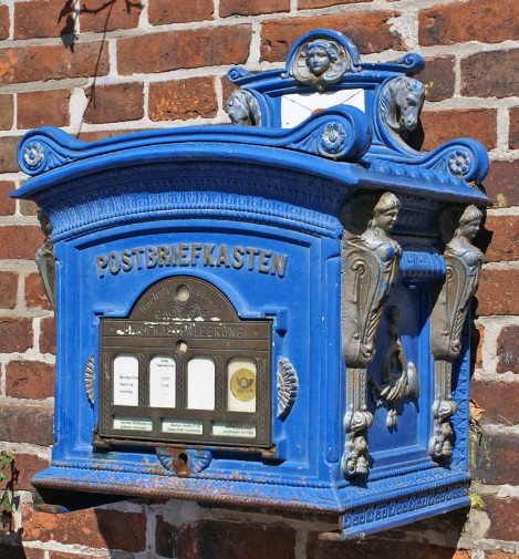 Lauenburg, Haus Elbstraße 59, blauer Postbriefkasten