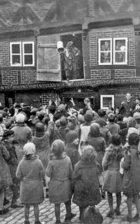 Schipperhöge, Lustige Person in Giebelluke vor Kinderschar