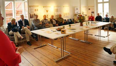 Dr. Claudia Tanck sprach einleitende Worte zur Eröffnung der Plakatausstellung