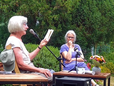 Margot Wegner (links, mit Buch), Kerstin Ruff