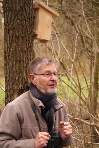 Hans-Dieter Zerbe vor einem Baum mit einem Kasten für die Haselmaus